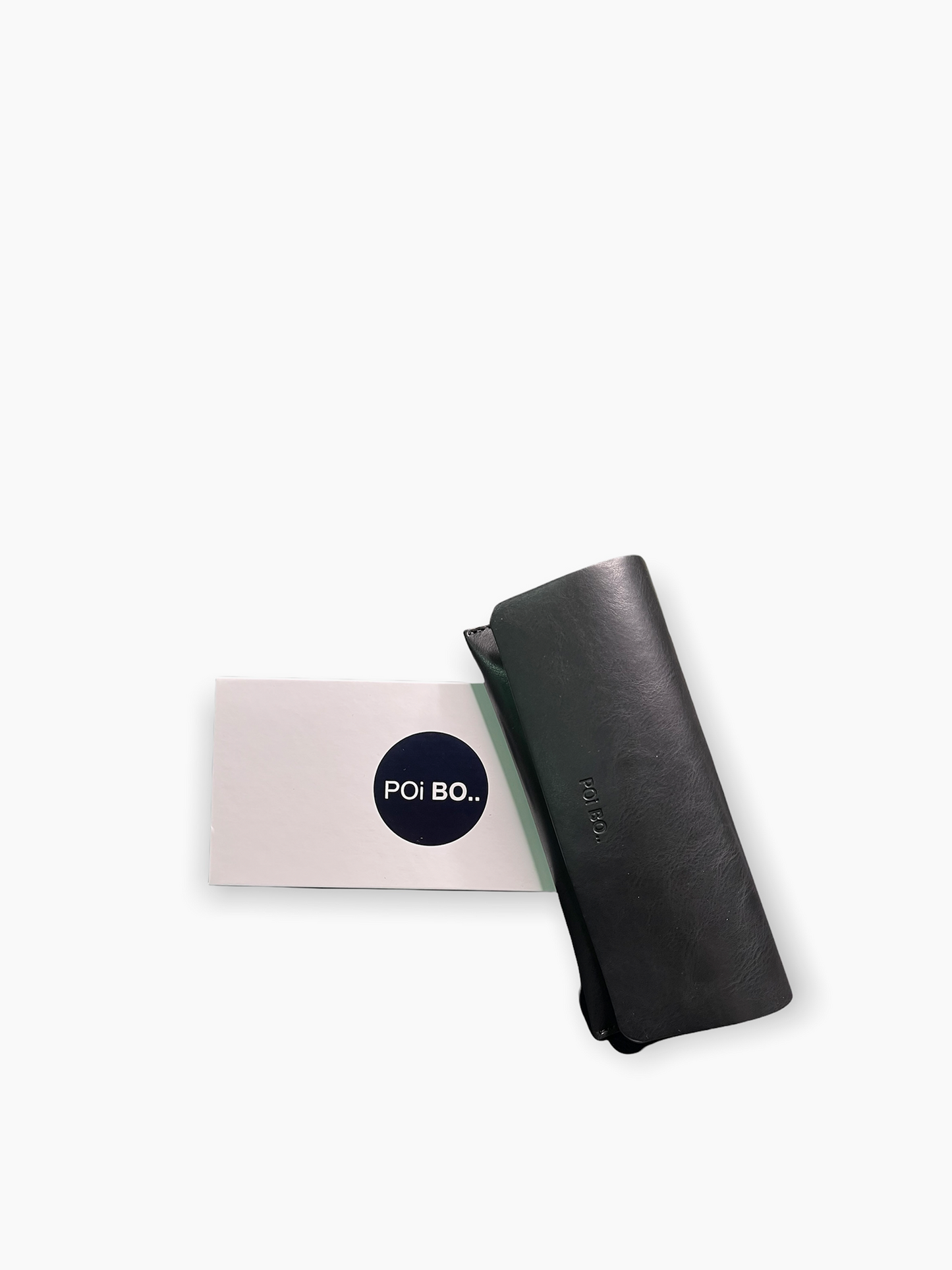 Occhiali da sole Bondi forma tondeggiante e sinuosa, mette in risalto i visi più minuti, di forma ovale. Leggerissimi e versatili, sono perfetti per qualsiasi occasione. I sei modelli hanno montature tutte diverse e le lenti, antiriflesso e con protezione UV, sono più scure per alcuni modelli e graduate per altri. Bondi Black Silver è l'occhiale con montatura in acetato nero, dettagli argento, e lente grigio-azzurro progressiva.