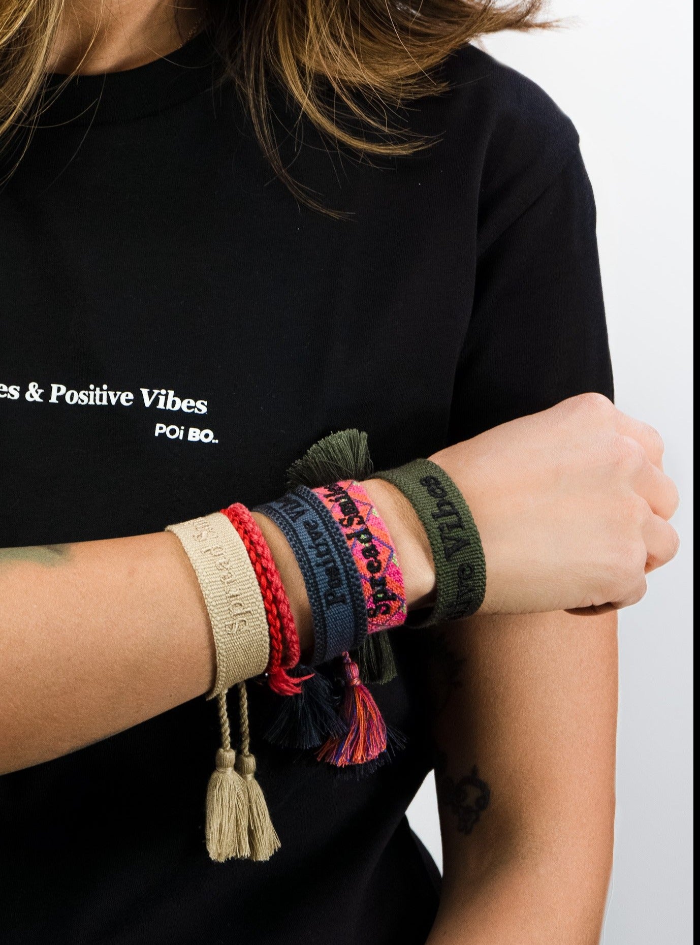 Set di Bracciali POi BO Spread Smiles & Positive Vibes Cotone Beige e Grigio con logo ricamato. Cordini con nappine realizzate a mano che consentono di regolarne la lunghezza. Articolo venduto a coppia.