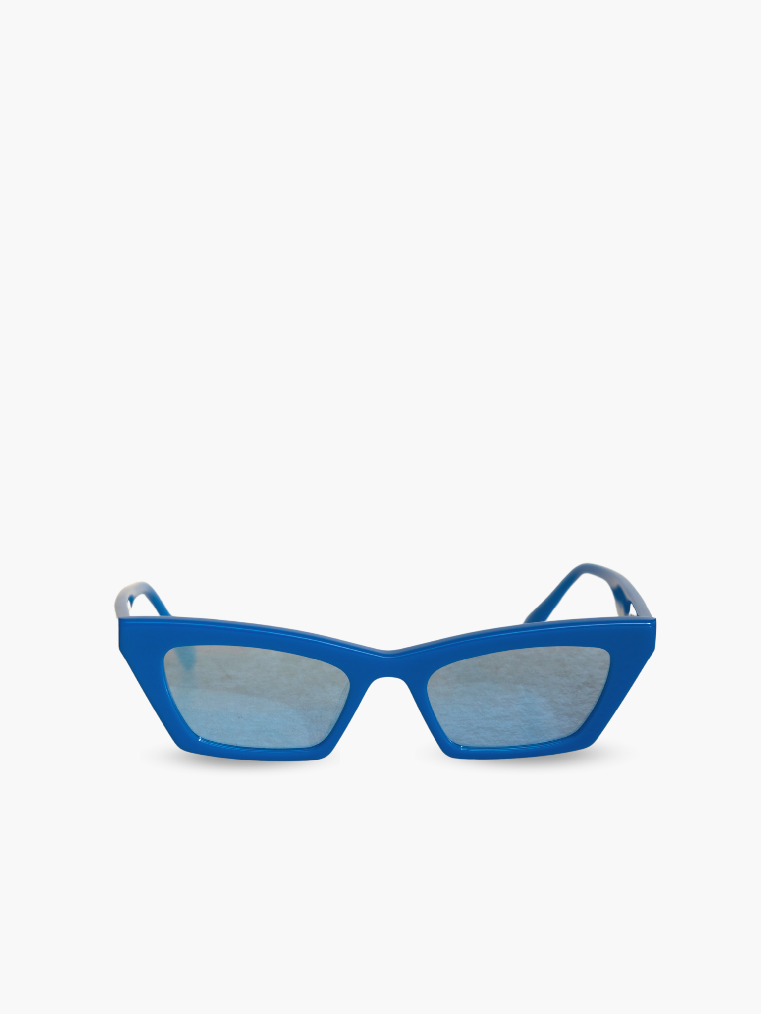 Occhiali da sole Modello Bold Neon Electric Blue: montatura color blue elettrico con lenti specchiate con riflesso celeste. Unisex e adatto alla maggior parte delle forme del viso. Le lenti sono antiriflesso e con protezione UV.
