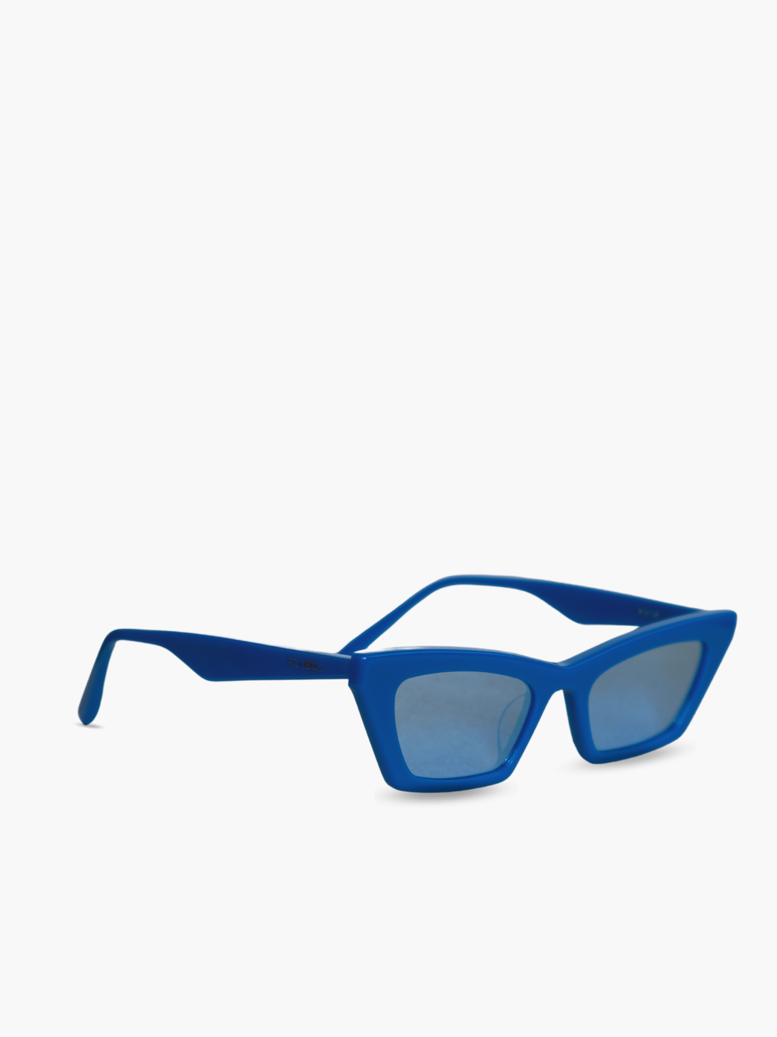 Occhiali da sole Modello Bold Neon Electric Blue: montatura color blue elettrico con lenti specchiate con riflesso celeste. Unisex e adatto alla maggior parte delle forme del viso. Le lenti sono antiriflesso e con protezione UV.