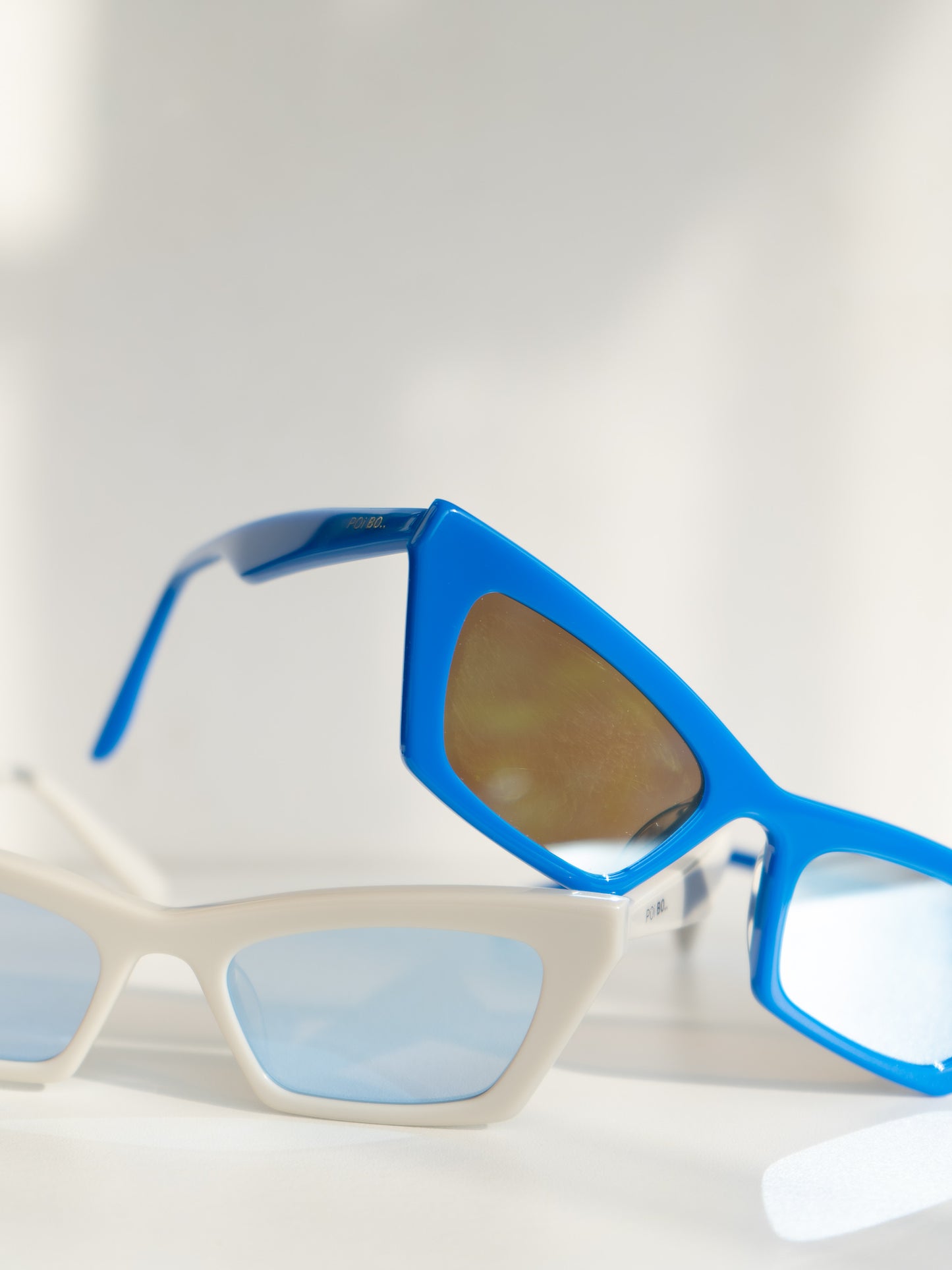 Occhiali da sole Modello Bold Neon Snow: montatura color bianco neve con lenti specchiate con riflesso argento*.  Unisex e adatto alla maggior parte delle forme del viso. Le lenti sono antiriflesso e con protezione UV.