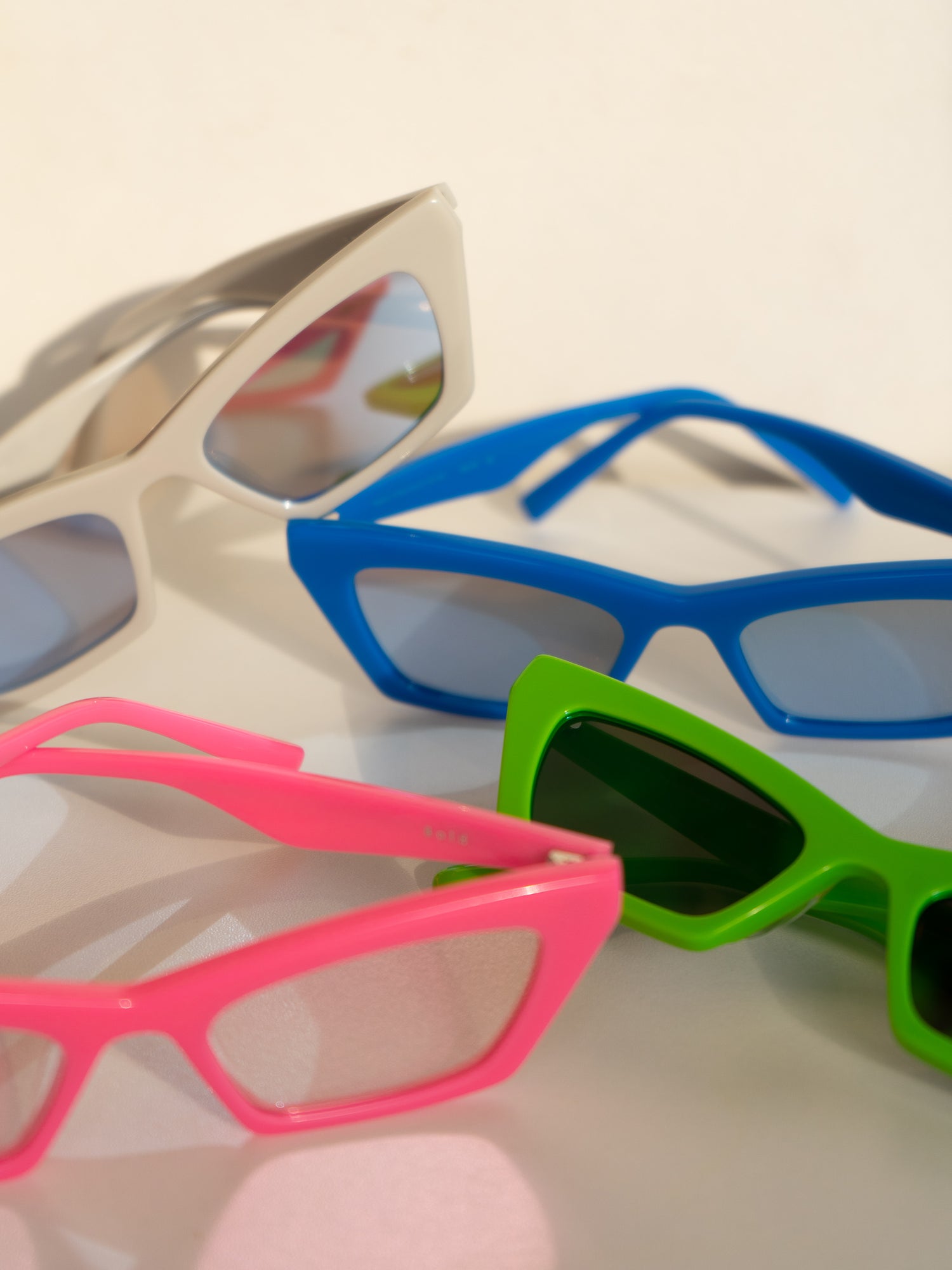 Occhiali da sole Modello Bold: montatura con lenti specchiate con riflesso. Unisex e adatto alla maggior parte delle forme del viso. Le lenti sono antiriflesso e con protezione UV.